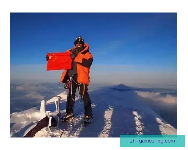 铁人三项挑战：穿越水域、登山徒步、骑行终点